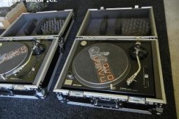 Pioneer DJM 800 a Technics SL1210 MK2